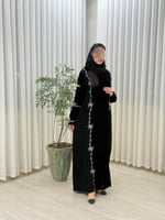 عباية رحاب بقماش مخمل مع كريب الابداع بتطريز فريد...