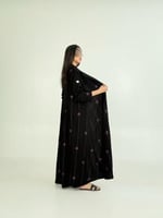 عباية سلام بقماش كريب كوبرا بتطريز ورد موف