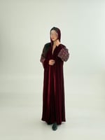 عباية تولاي بقماش مخمل كوري كم مطرز عنابي