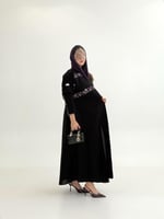 عباية ولاء بقماش كريب الاناقه مزين بتطريز بنفسجي