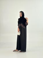 عباية راما بقماش كريب ملكي مع كريب الانافة بشك ملو...