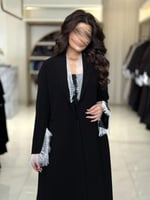 بليزر | عباية جيهان بقماش كريب رموش مزين بدانتل اب...