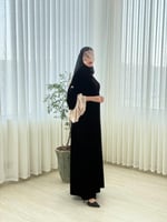 عباية مادلي بقماش مخمل كوري مزين بكسرات حرير بيج