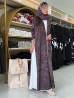 عباية تاي داي بقماش شيفون مبطن لحمي