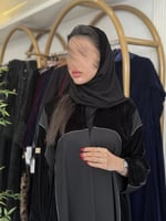 عباية تانيا بقماش مخمل كوري مع كريب اسود