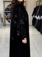 عبايه سحاب بقماش مخمل مطرز -اسود