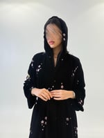 عباية زهره بقماش مخمل كوري بتطريز نثر وردي