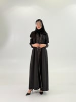 عباية جوراي بقماش كريب باربي مزين بشك وردي