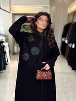 عباية لينان بقماش كريب الابداع مزين بورده