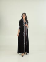 عباية فراشه بقماش كريب ملكي كم استرتش بتطريز انثوي...