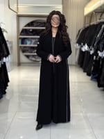 عباية فيولا بقماش كريب ملكي مع بلاك بيري بتطريز اب...