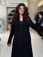 بليزر | عباية جيهان بقماش كريب رموش مزين بدانتل اس...