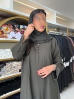 عباية ليان بقماش كريب باربي مزين بازرة زيتي