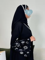 عباية سجى ا كريب تطريز ابيض ورمادي بالكم