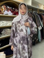 عباية اسراء بقماش كيو تكس مكسر طبعات وردي