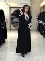 بليزر | عباية جيهان بقماش كريب رموش مزين بدانتل اب...