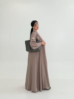 عباية سلام بقماش حرير مغسول بتطريز انوثي بيج