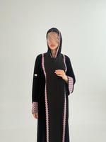 عباية ريفا مكس مخمل مع كريب الاناقة بتطريز وردي