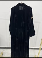 عباية نجمه بقماش مخمل كوري مطرز نجوم اسود