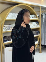 تشكيلة شتاء 2026 - عباية رحاب بقماش مخمل كوري بتطر...