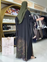 عباية سهى بقماش بلاك بيري مع شيفون برسم زيتي