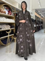 عباية مناير بقماش كريب ويفر مطرز زيتي