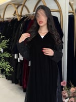 عباية دينا بقماش مخمل كوري تدخيلات دانتل اسود
