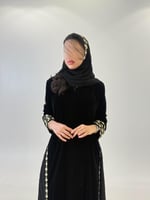 عباية زمرد بقماش مخمل كوري تدخيلات كسرات مورده