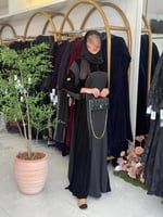 عباية تانيا بقماش مخمل كوري مع كريب اسود