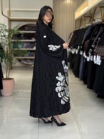 عباية فريده بقماش دانتل بشك سكري مع وردي