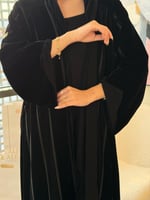 تشكيلة شتاء 2026 - عباية وصال مخمل كوري مقلم