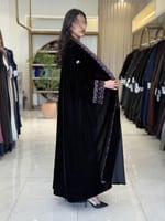 عباية غدق بقماش مخمل كوري مزين بكلفه عنابي
