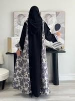 عباية يمنى | بقماش كريب المميز ورد بيج