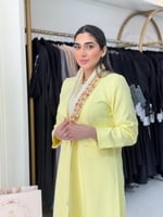 عباية بقصة بليزر بقماش كريب رموش اصفر