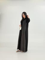 عباية جواهر بقماش كريب رموش مزين بشك ناعم اسود