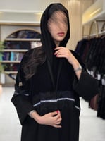 عباية رزين بقماش مخمل تدخيلات كريب الاناقه مزين بد...