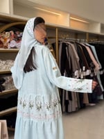 عباية افراح بقماش لنن تدخيلات لنن مطرز سماوي