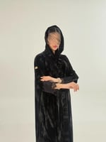 فخر بقماش مخمل كوري اسود بطبعات رمادي مزين بدانتل