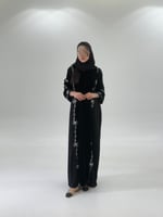 عباية رحاب بقماش مخمل مع كريب الابداع بتطريز فريد...