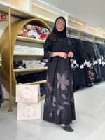 عباية علا بقماش كريب الاناقة بتطريز ورود بني