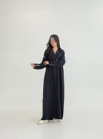 عباية ردينه بقماش كريب لمياء مزين بازره كحلي