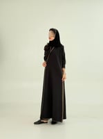 عباية العنود بقماش حرير مغسول بحياكة يدويه زيتي