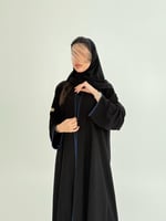 عباية لارين بقماش كريب ملكي مزين بقيطان كحلي 2