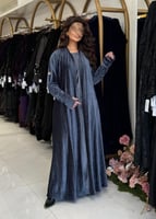 عباية فله بقماش مخمل استرتش كرمشه بالكم وفتحه اصبع...