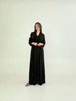 عباية سلام بقماش كريب كوبرا بتطريز ورد اسود