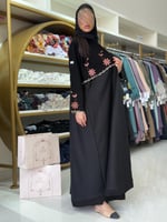 عباية لمياء بقماش كريب باربي مع ملكي مطرز وردي