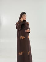 بليزر | عباية خزامى بقماش كريب باربي بتطريز بني