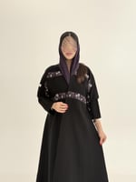 عباية ولاء بقماش كريب الاناقه مزين بتطريز بنفسجي