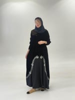 عباية الماس بقماش مخمل كوري بتطريز ورود كحلي (فتحة...