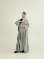 عباية جوانا بقماش كريب اوكراني مطرز تفاحي 1